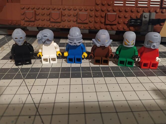 dei seks første prototyp maskene satt på minifigurar.